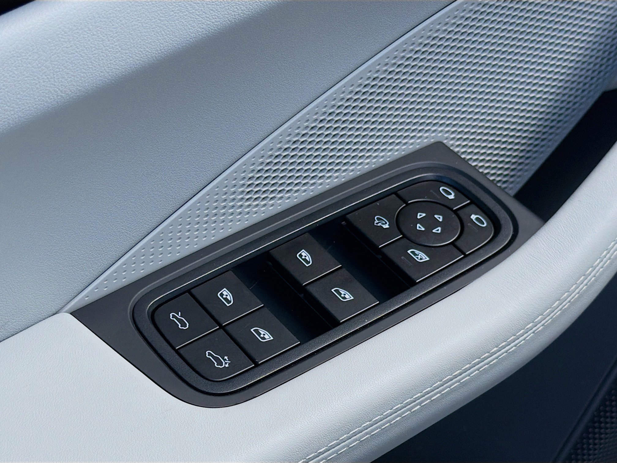 Used 2024 Porsche Macan 4 Electric image 24