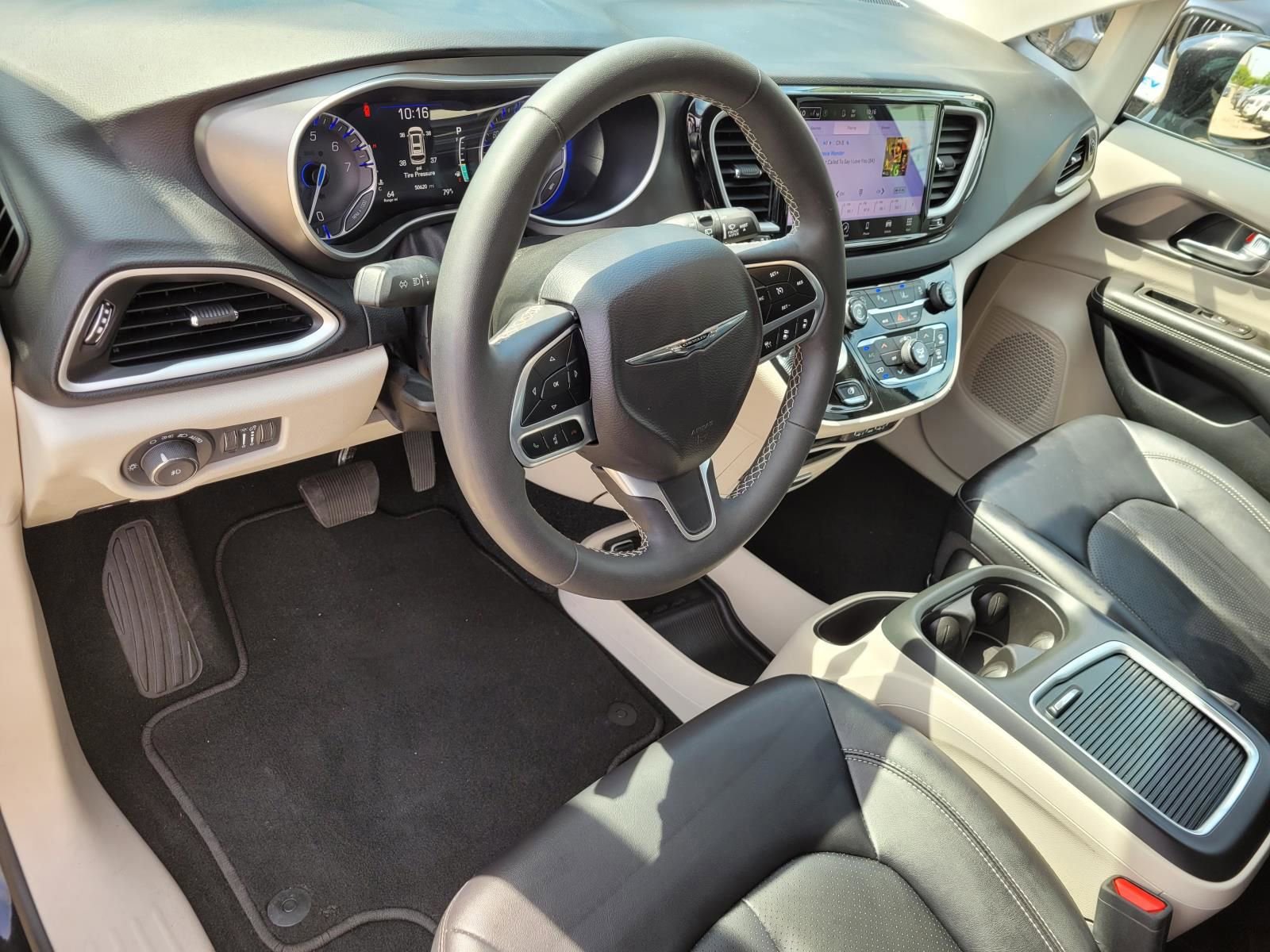 Used 2024 Chrysler Pacifica Touring-L FWD image 21