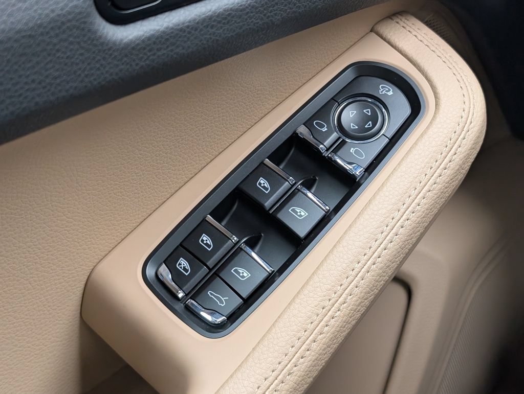 Certified 2025 Porsche Macan AWD/4WD image 23
