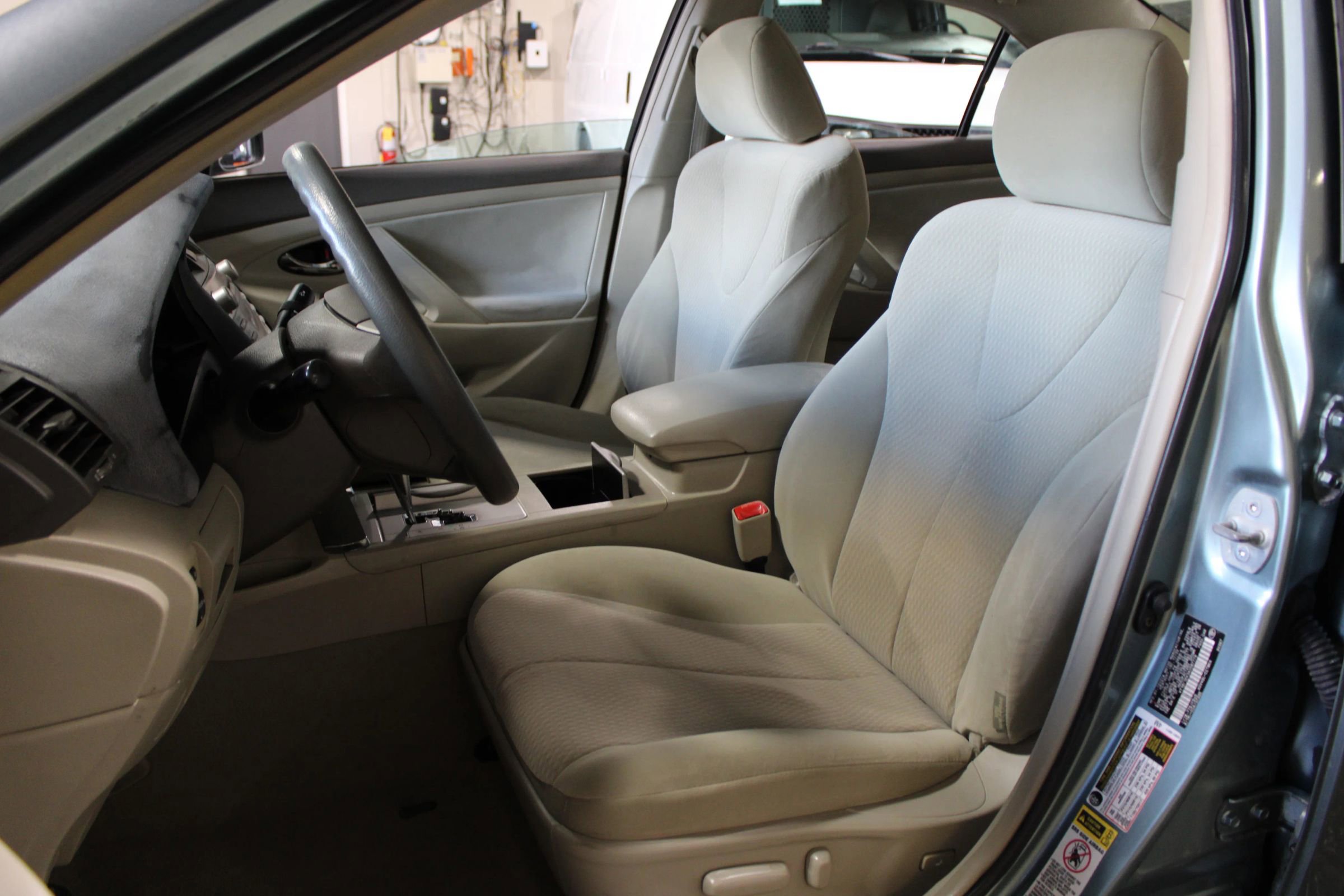Used 2010 Toyota Camry LE image 21