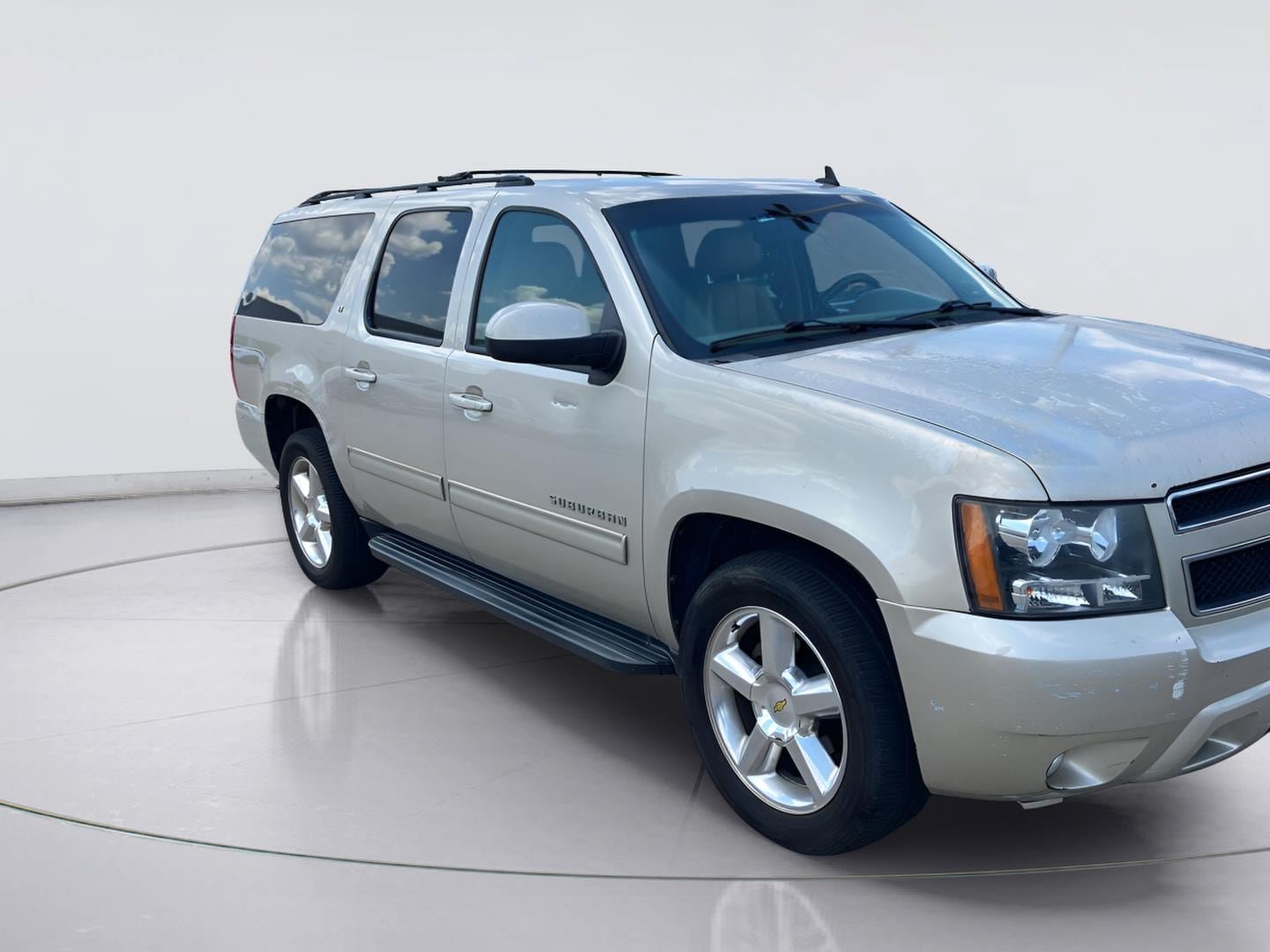 Used 2013 Chevrolet Suburban LT w/ Luxury Package RWD image 3