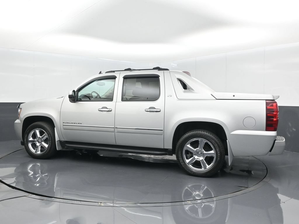 Used 2011 Chevrolet Avalanche LTZ AWD/4WD image 4
