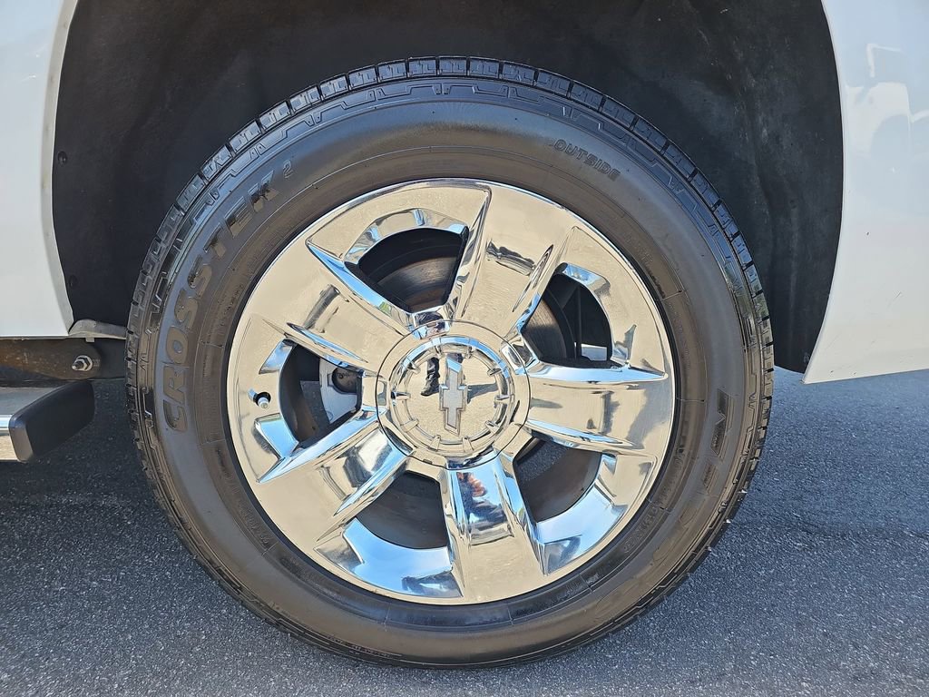 Used 2017 Chevrolet Suburban LT w/ LT Signature Package RWD image 38