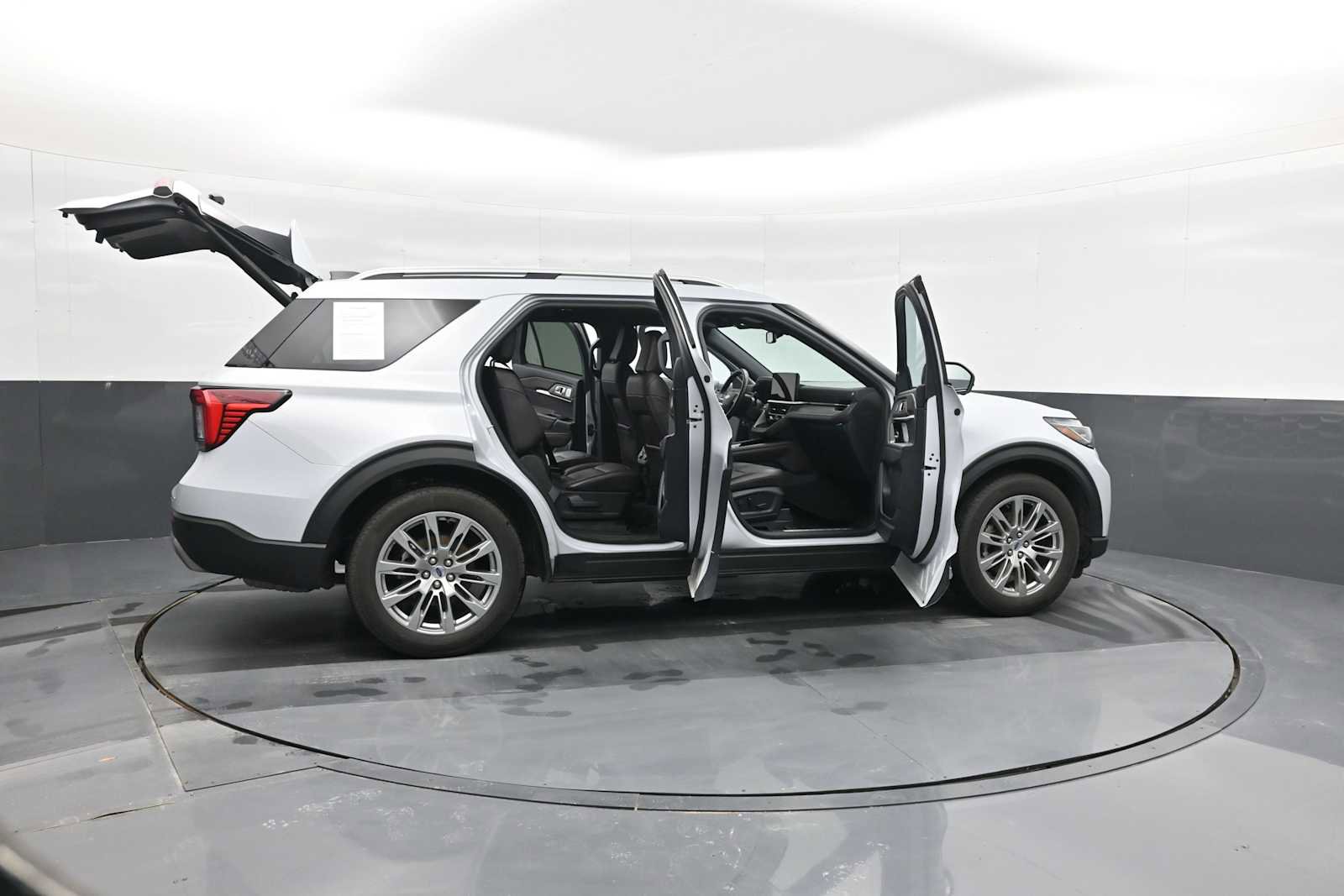 Used 2025 Ford Explorer Platinum image 39