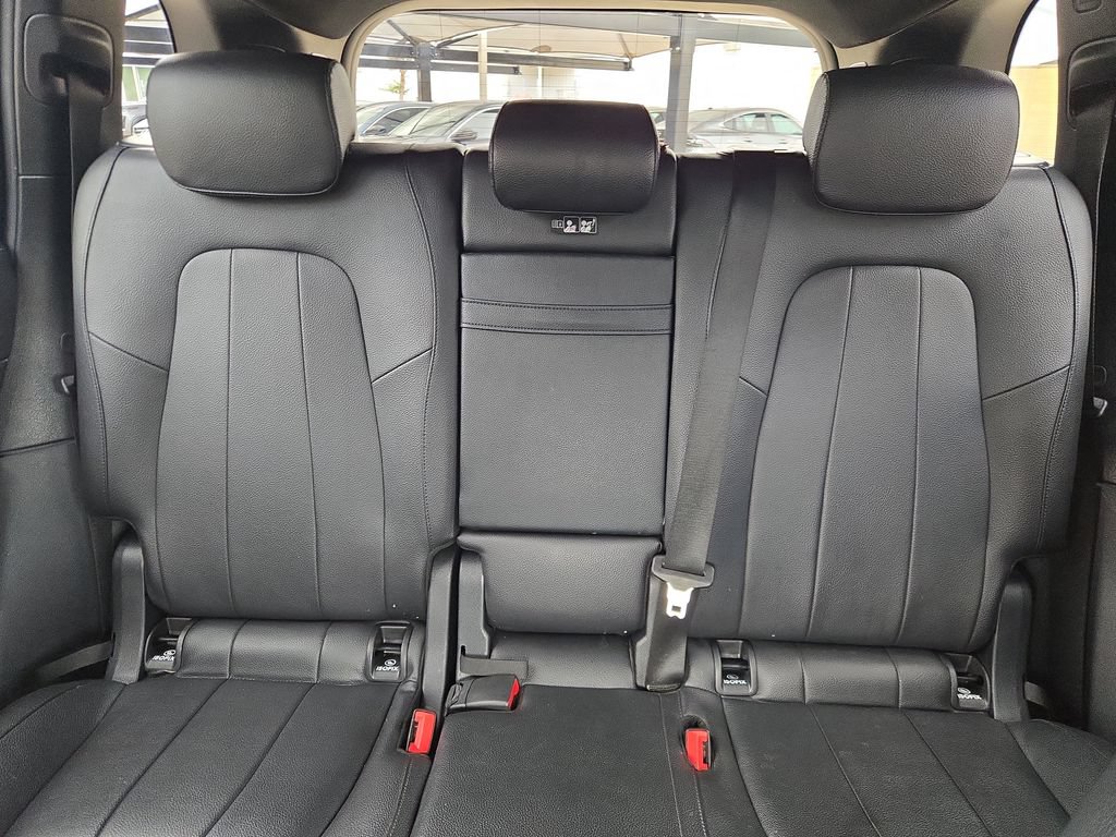 Used 2023 Mercedes-Benz GLB 250 4MATIC w/ Premium Package image 32