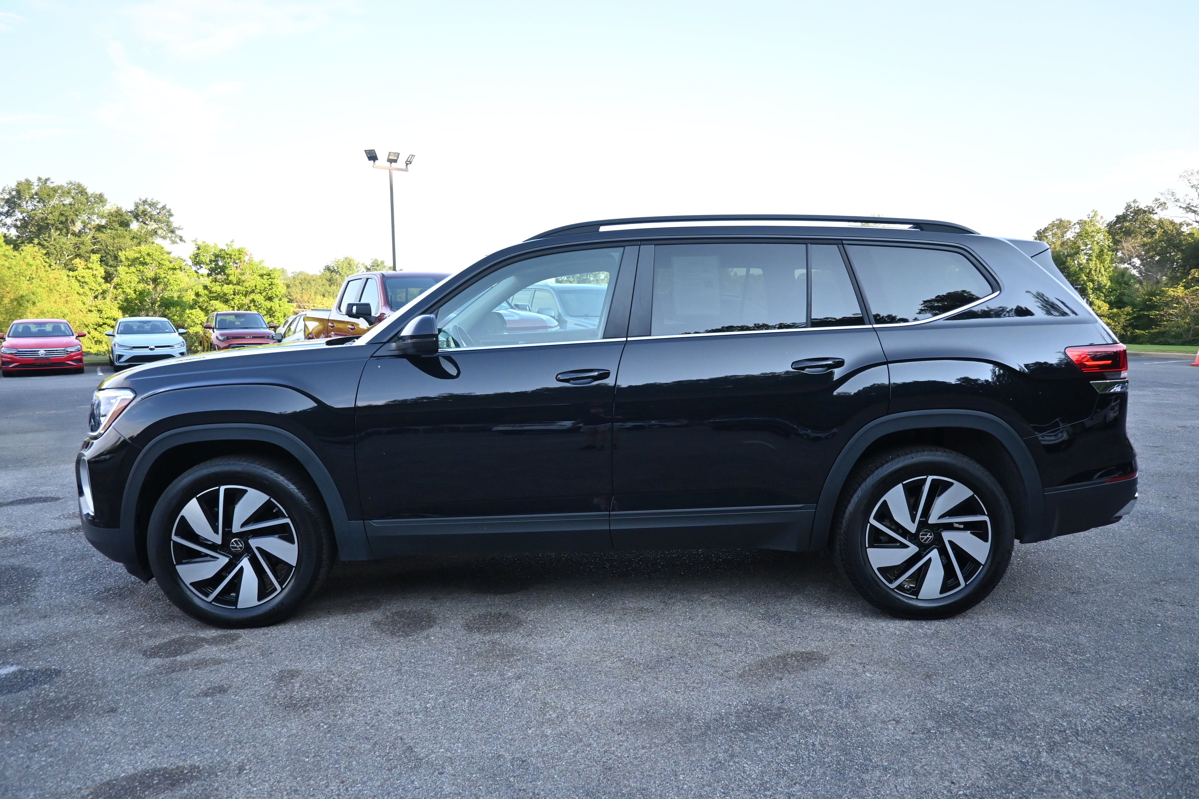 Used 2025 Volkswagen Atlas SE image 6