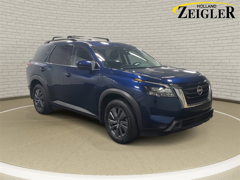 Used 2024 Nissan Pathfinder SV w/ SV Premium Package image 3