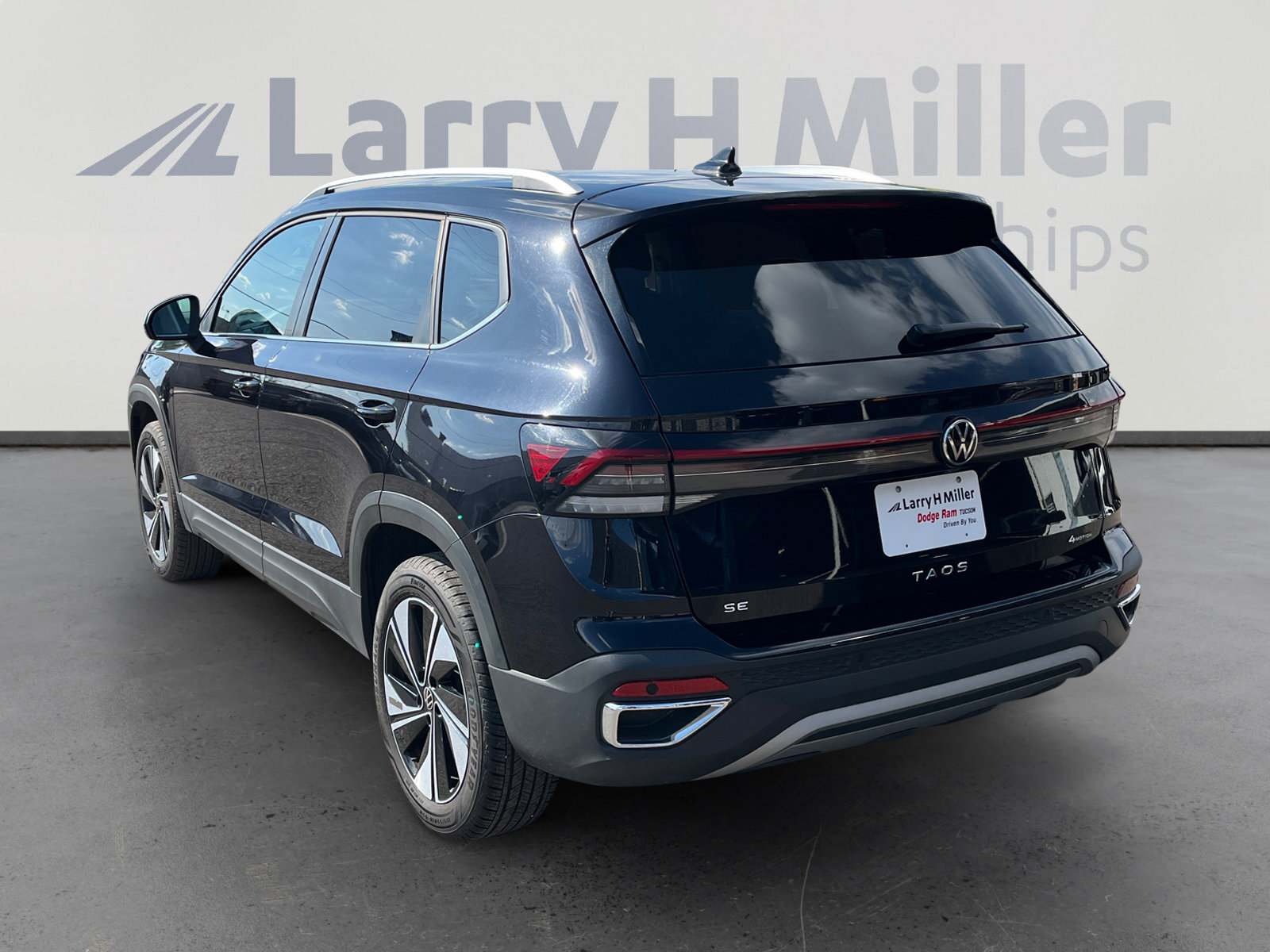 Used 2025 Volkswagen Taos SE AWD/4WD image 3