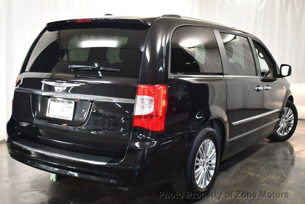 Used 2014 Chrysler Town & Country Touring-L image 9