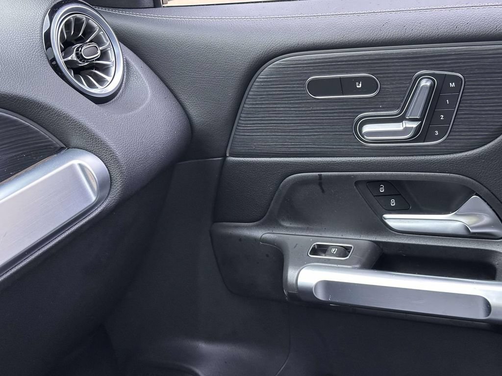 Used 2023 Mercedes-Benz GLB 250 4MATIC image 25