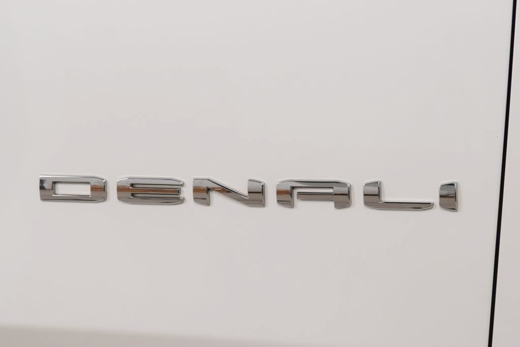 Used 2025 GMC Yukon XL Denali Ultimate w/ LPO, Floor Liner Package AWD/4WD image 17