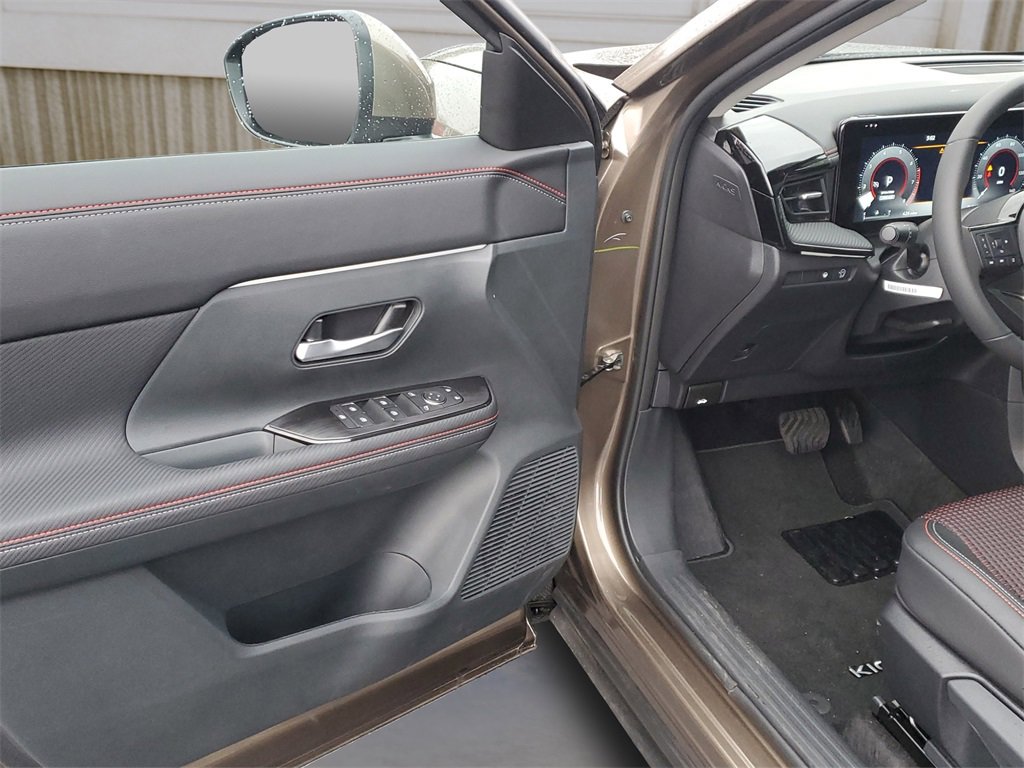 Used 2025 Nissan Kicks SR image 14