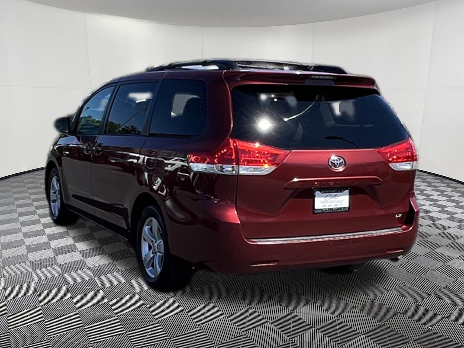 Used 2014 Toyota Sienna LE FWD image 4