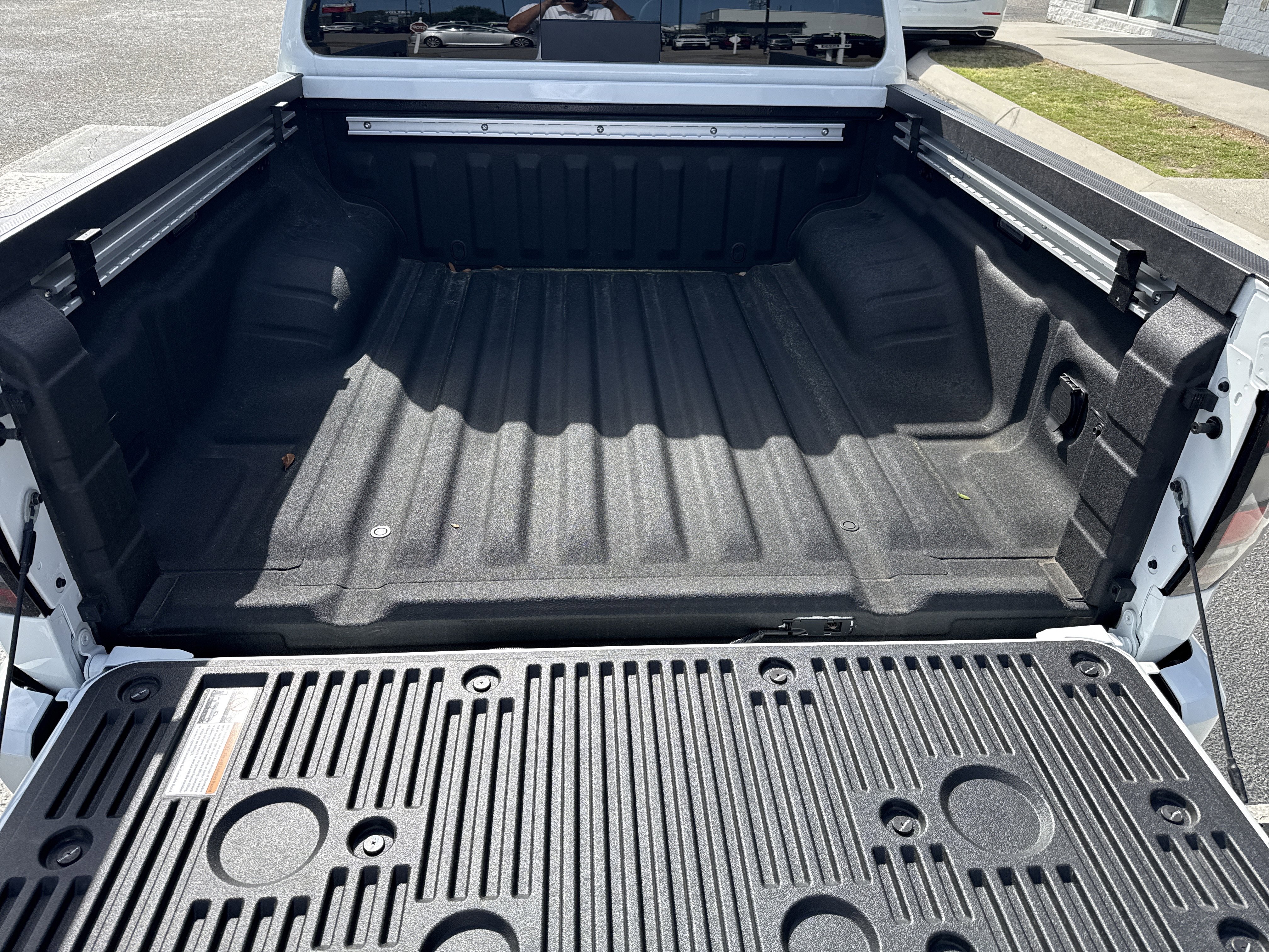 Used 2024 Nissan Frontier SL w/ Technology Package AWD/4WD image 5