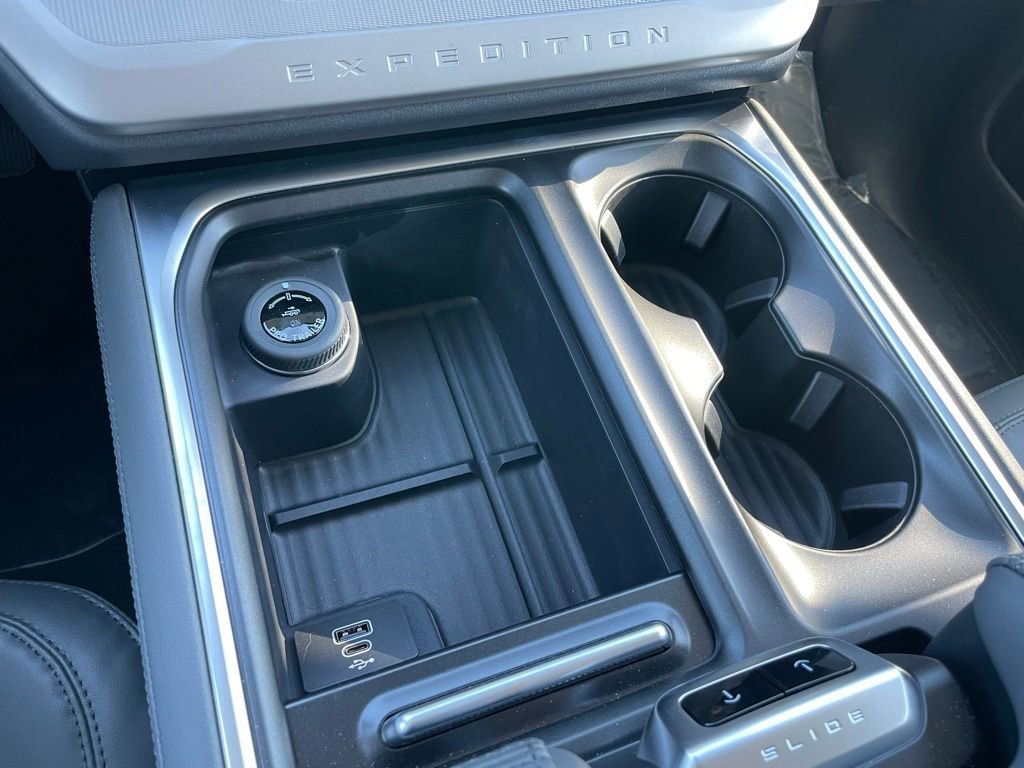 New 2026 Ford Expedition Active image 14