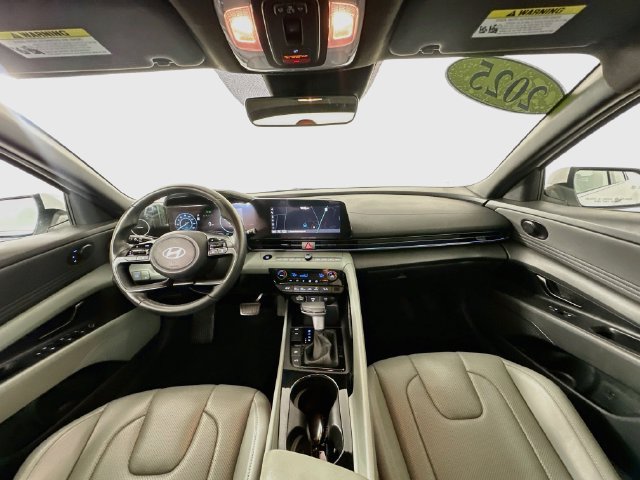 Used 2025 Hyundai Elantra Limited FWD image 3