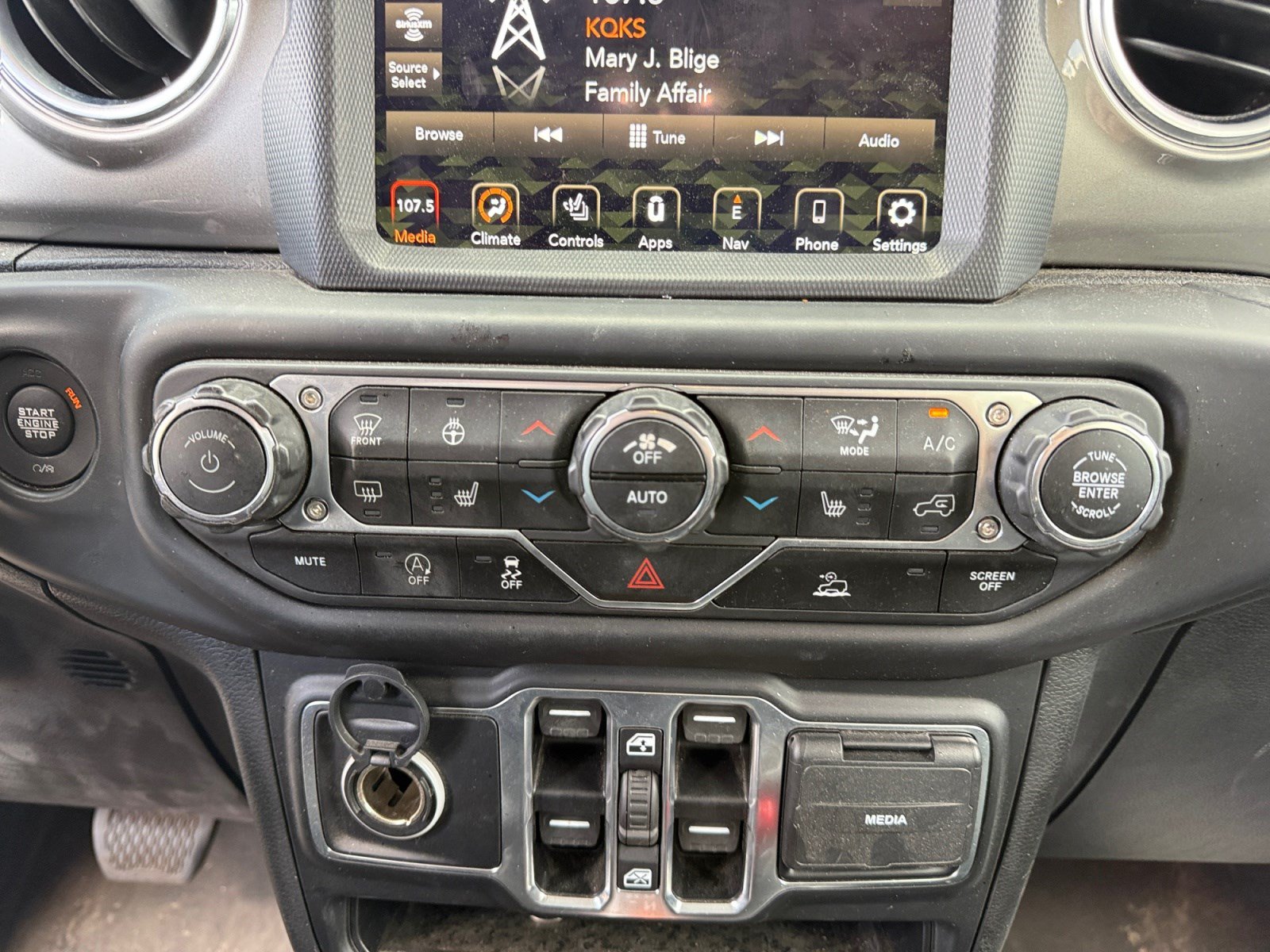 Used 2020 Jeep Gladiator Overland AWD/4WD image 12