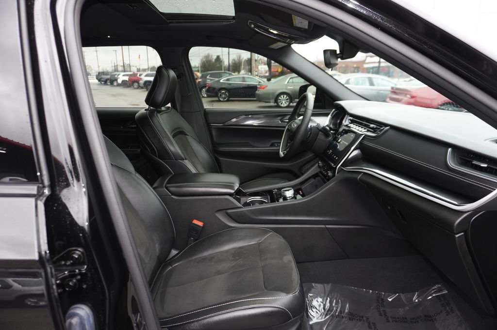 Used 2023 Jeep Grand Cherokee Altitude image 29