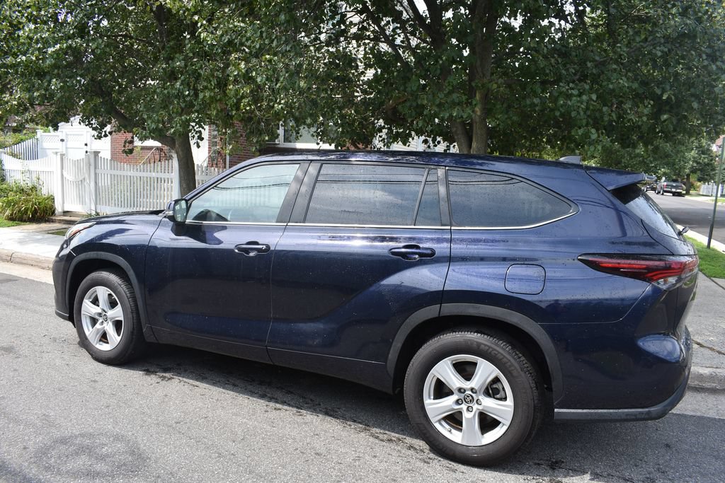 Used 2025 Toyota Highlander LE FWD image 9