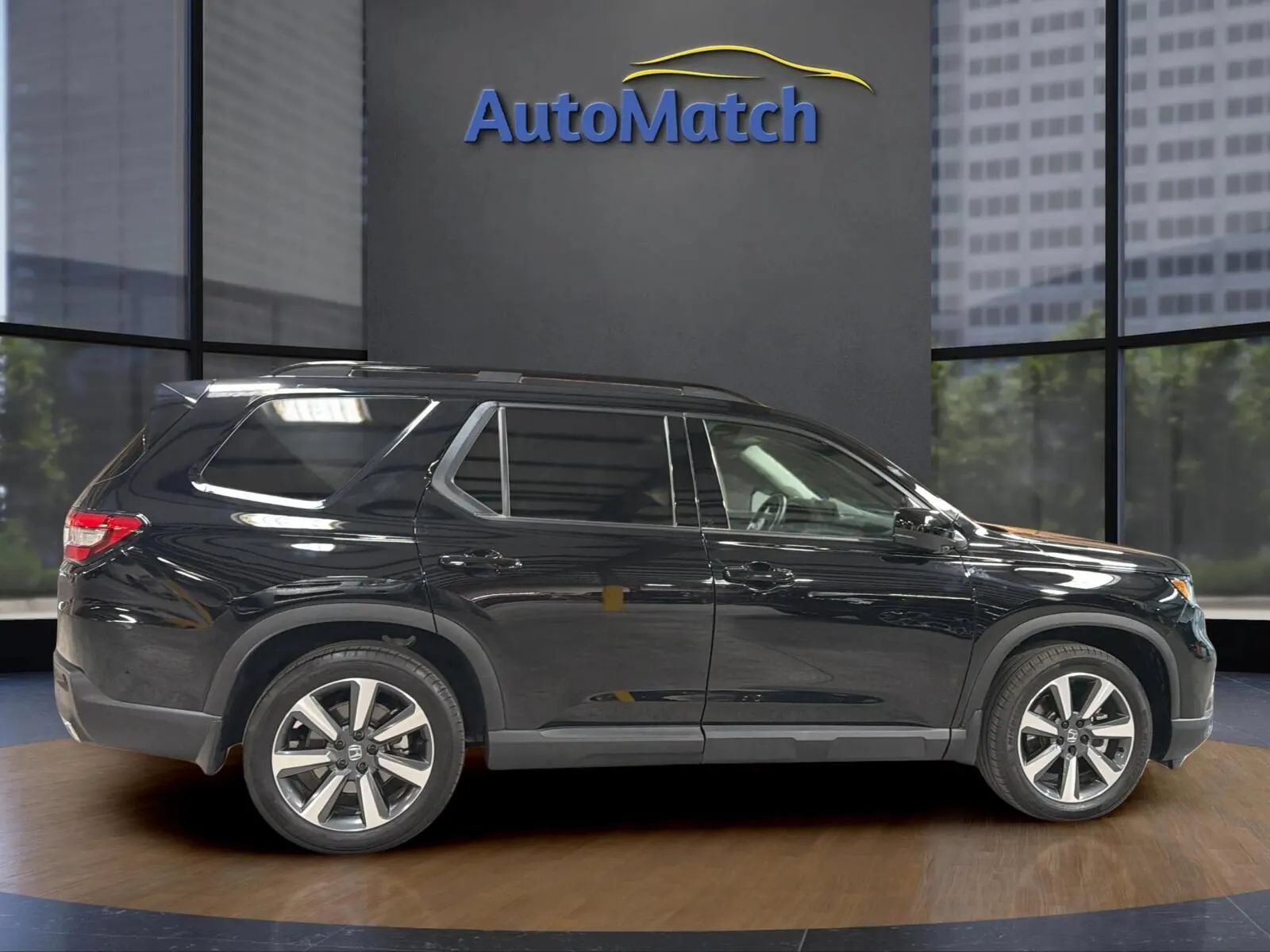Used 2025 Honda Pilot Touring image 11