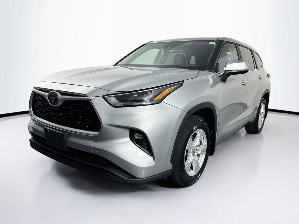 Used 2024 Toyota Highlander LE AWD/4WD image 3