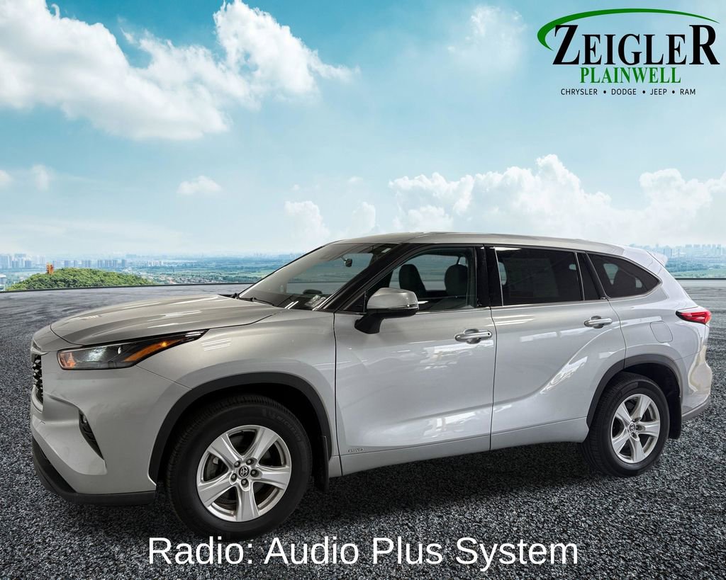 Used 2022 Toyota Highlander LE image 2