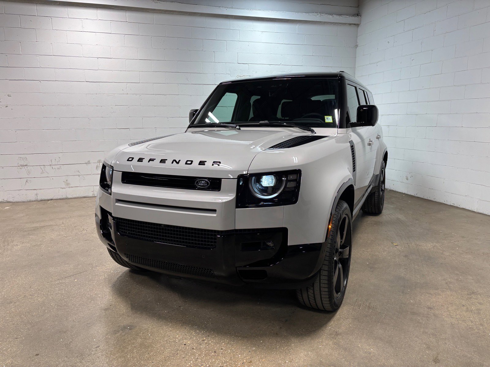 New 2026 Land Rover Defender 130 X-Dynamic SE AWD/4WD image 2
