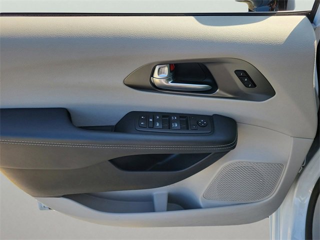Used 2024 Chrysler Pacifica Touring-L image 12