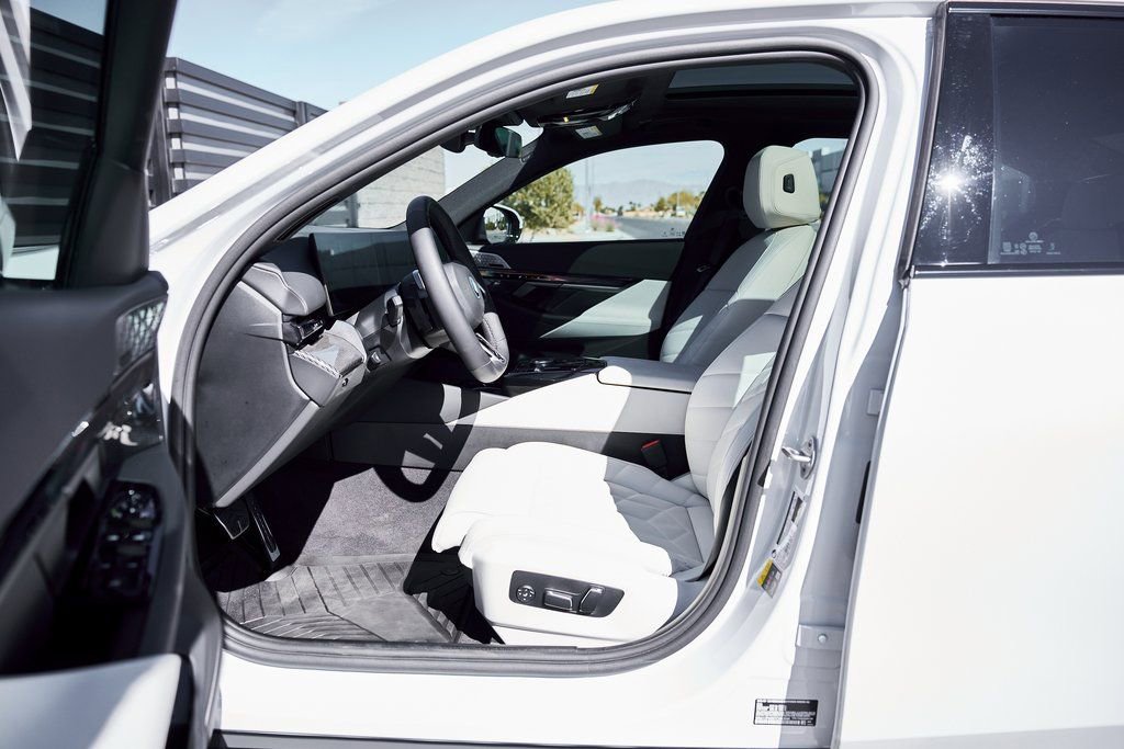 Used 2026 BMW 550e xDrive image 30