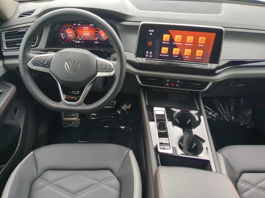 Certified 2025 Volkswagen Atlas Peak Edition SE AWD/4WD image 17