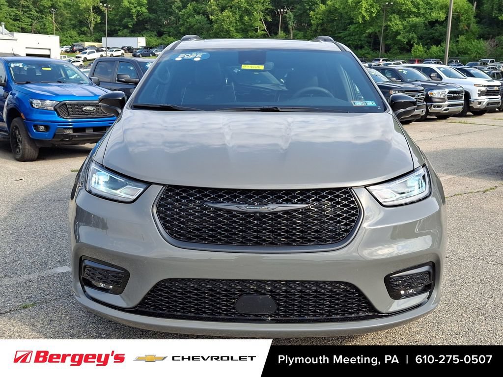 Used 2025 Chrysler Pacifica Limited FWD image 3