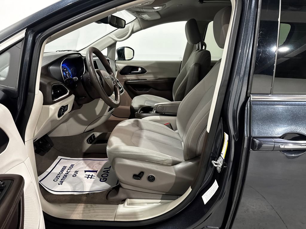 Used 2020 Chrysler Pacifica Touring w/ Advanced Safetytec Group FWD image 14