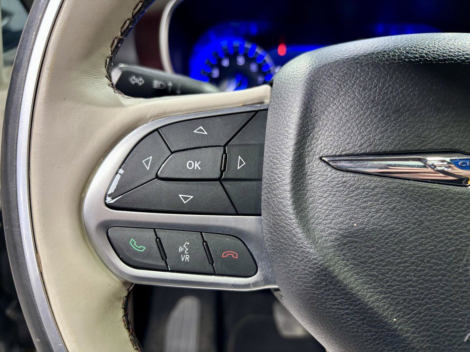 Used 2017 Chrysler Pacifica Limited w/ UConnect Theater Package image 28