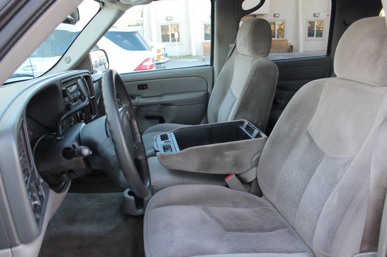 Used 2005 Chevrolet Suburban LS image 23