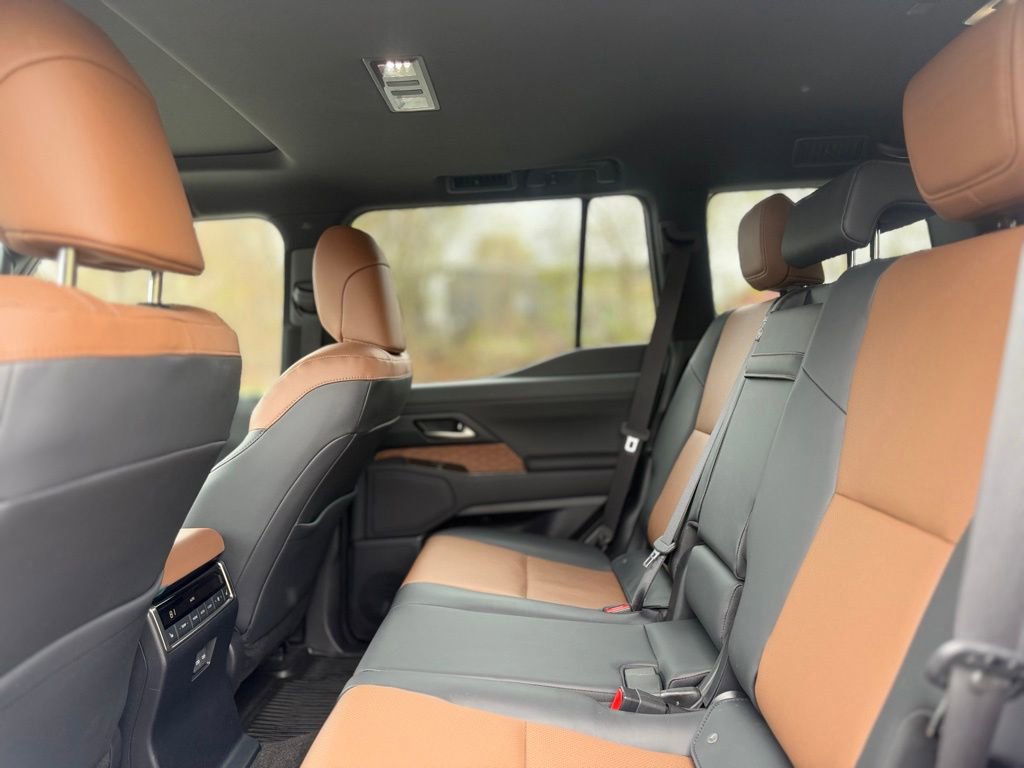 Used 2024 Lexus GX 550 w/ Accessory Package (Z1) image 23