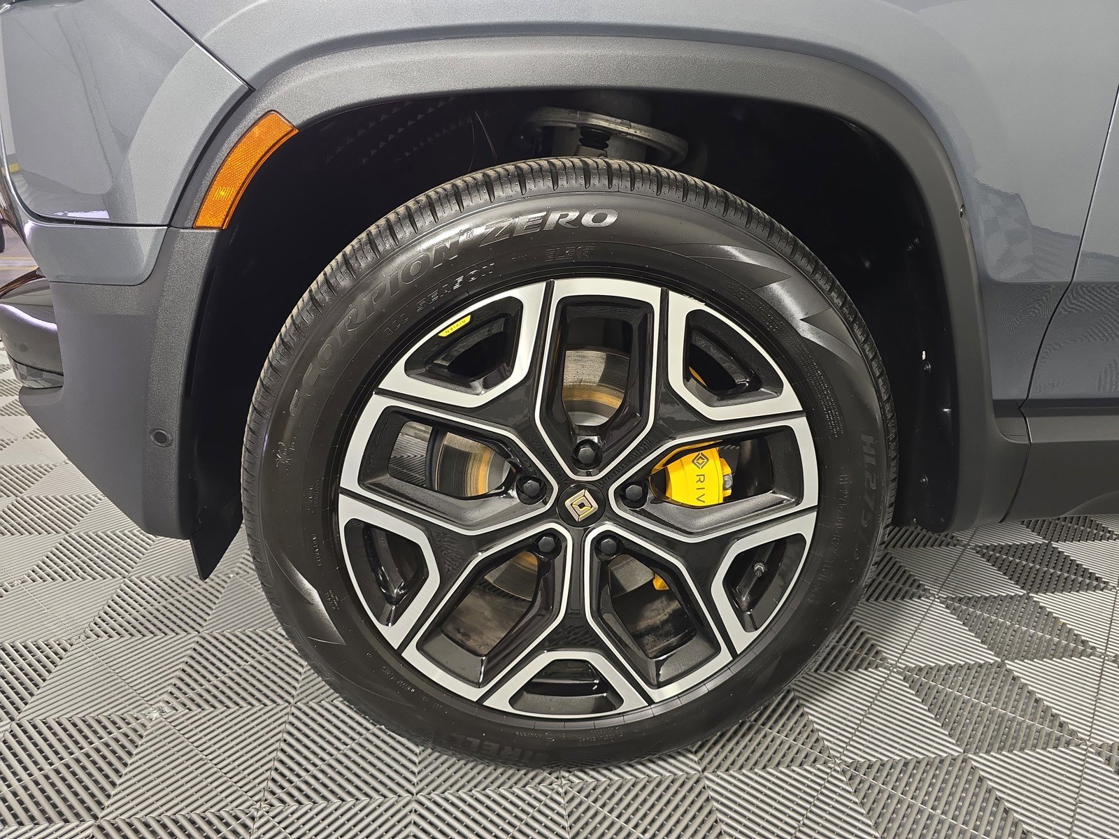 Used 2024 Rivian R1S Adventure image 9