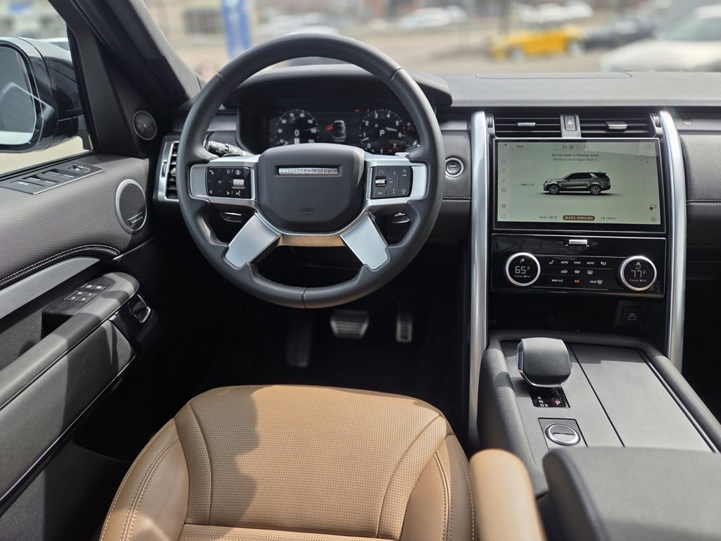 Used 2025 Land Rover Discovery Dynamic SE image 21
