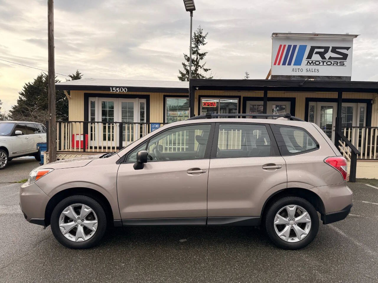 Used 2016 Subaru Forester 2.5i w/ Alloy Wheel Package AWD/4WD image 2