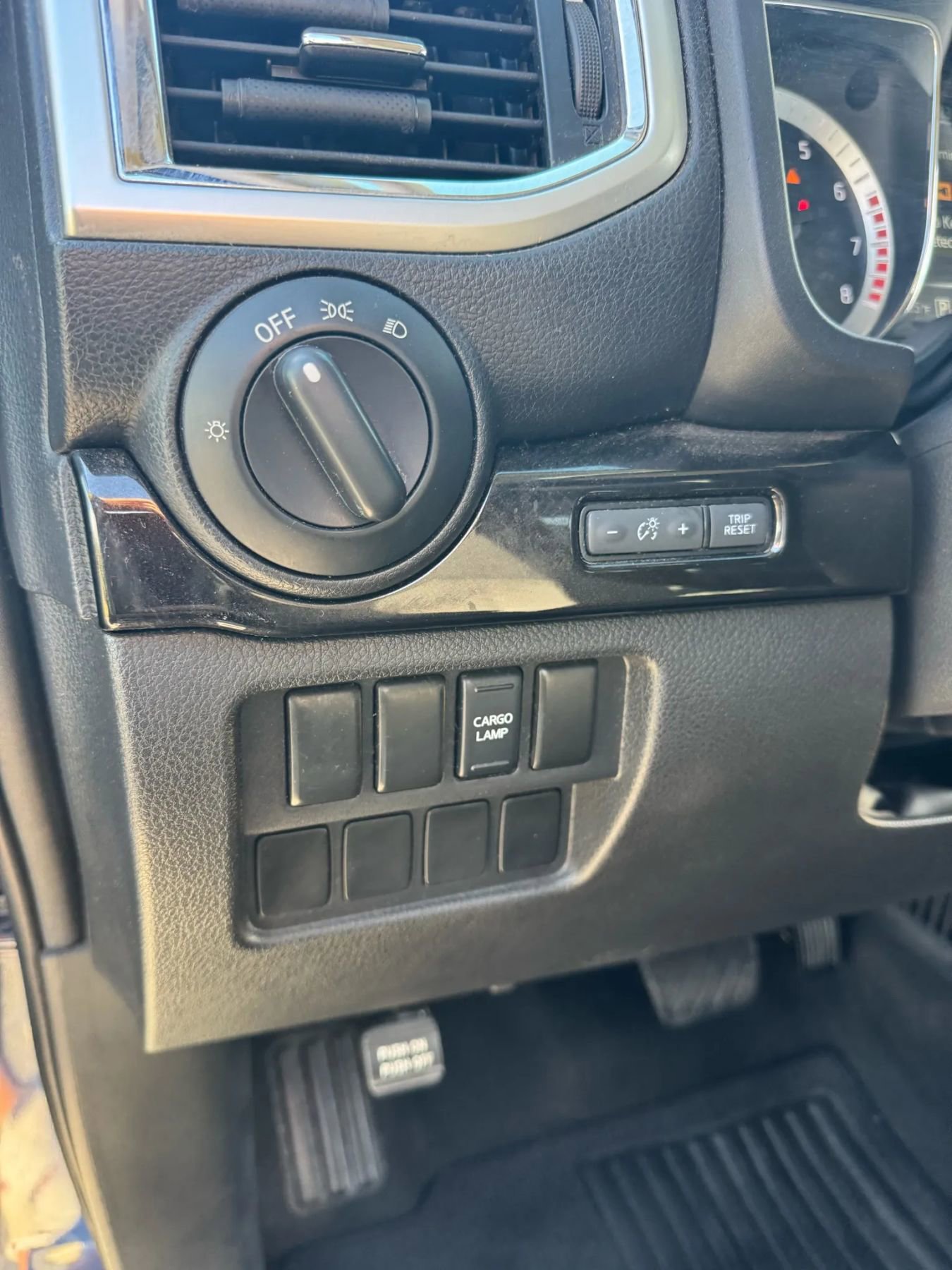 Used 2018 Nissan Titan SV image 23