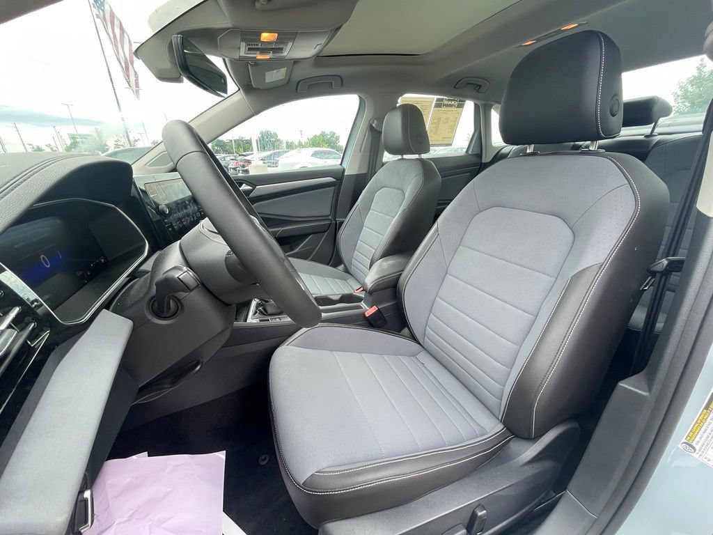 Used 2025 Volkswagen Jetta SE FWD image 19