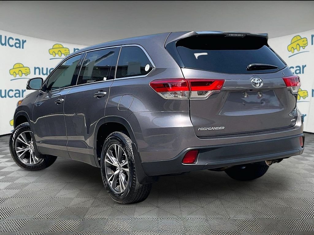 Used 2019 Toyota Highlander LE AWD/4WD image 4