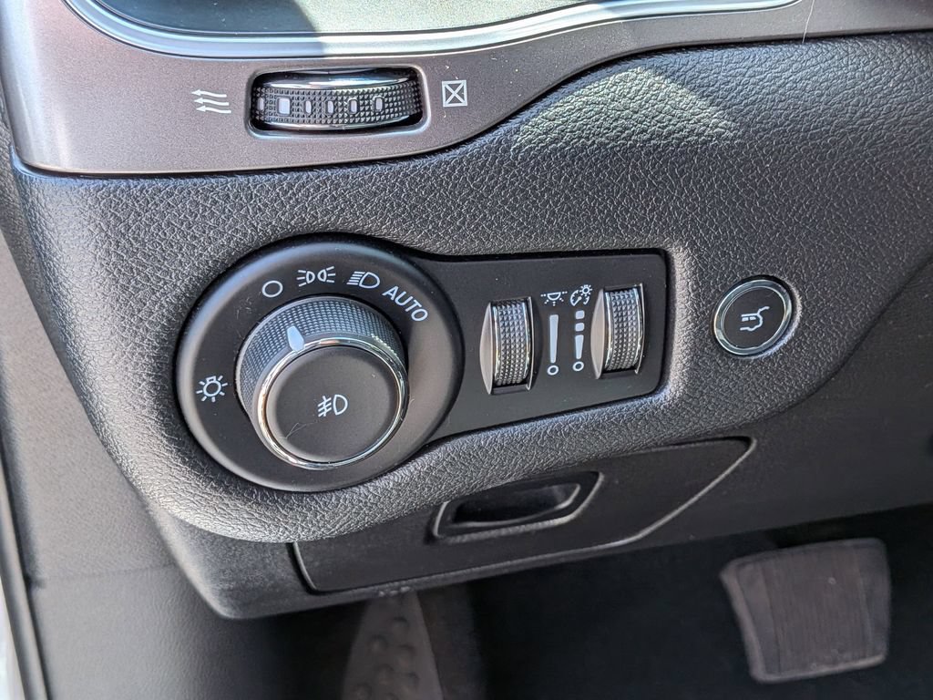 Certified 2021 Jeep Cherokee Latitude Lux w/ Sun & Sound Group AWD/4WD image 15