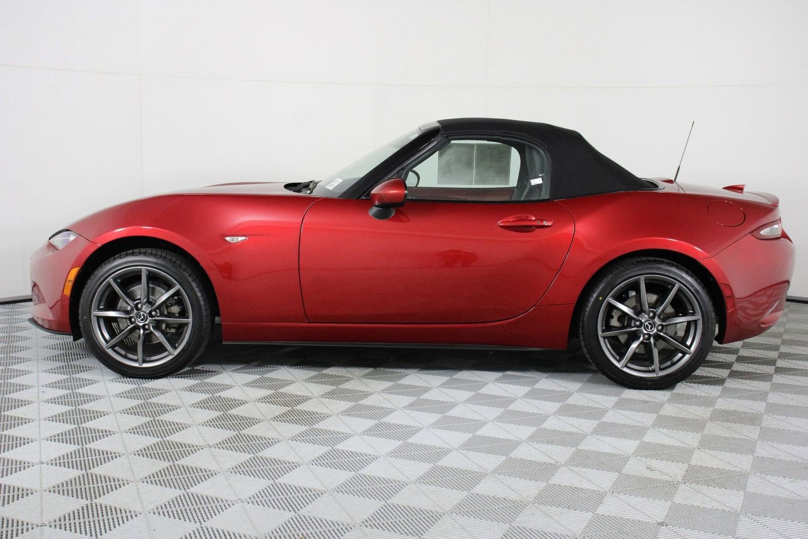 Used 2016 MAZDA MX-5 Miata Grand Touring image 2