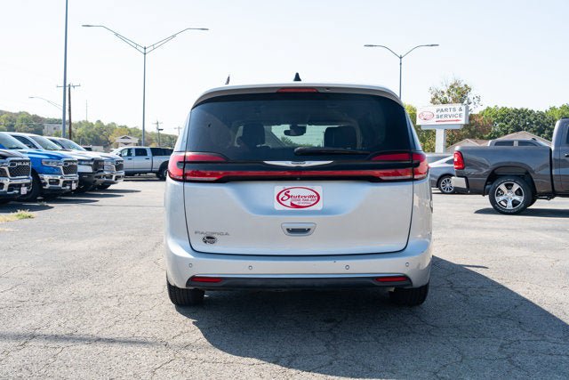 Used 2023 Chrysler Pacifica Touring-L FWD image 4