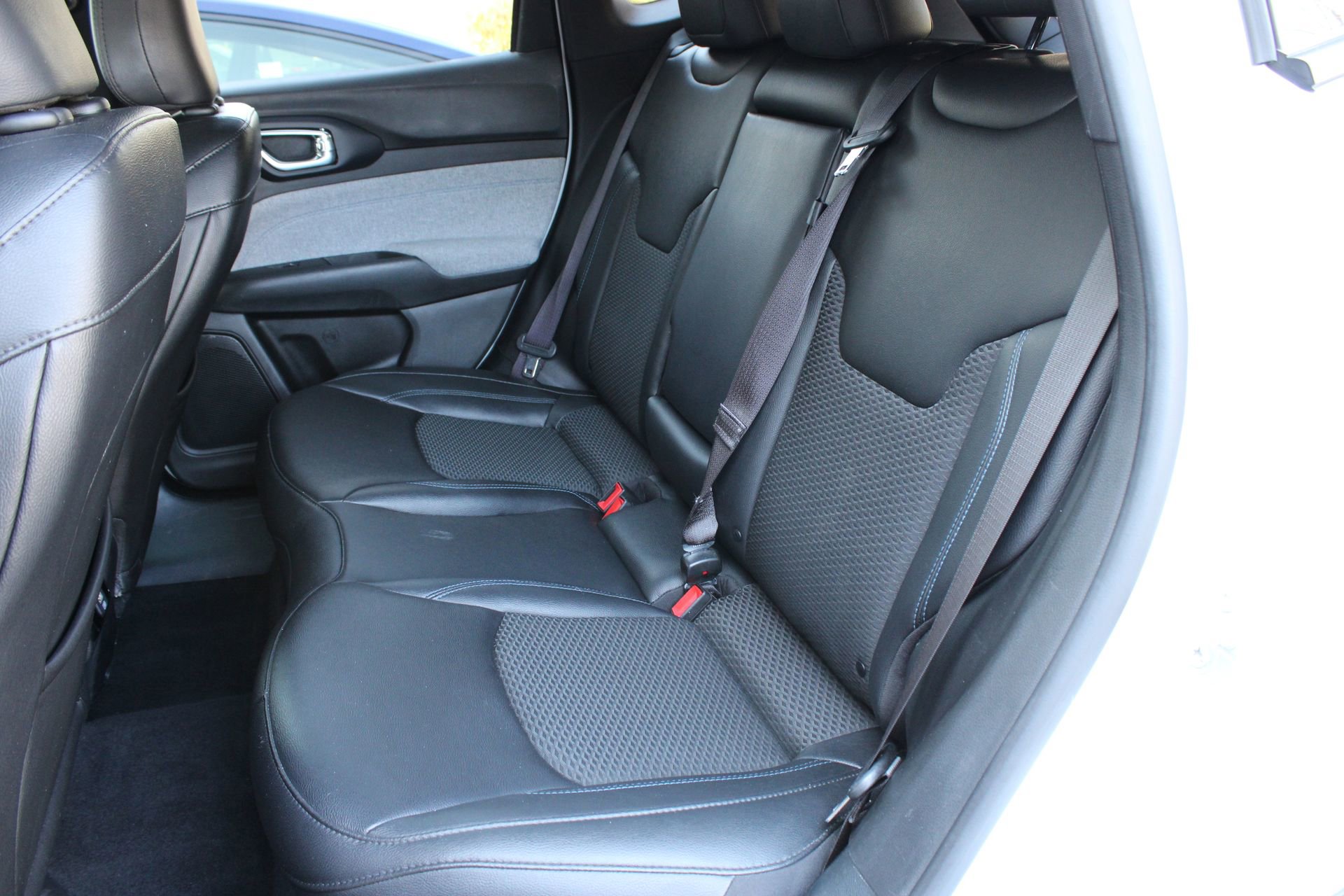 Used 2024 Jeep Compass Latitude image 17