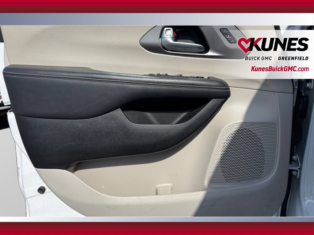 Used 2024 Chrysler Pacifica Touring-L FWD image 23