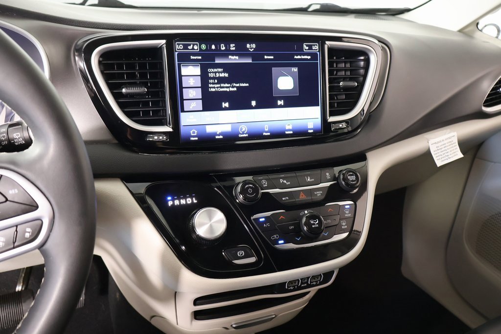 Used 2024 Chrysler Pacifica Touring-L image 5