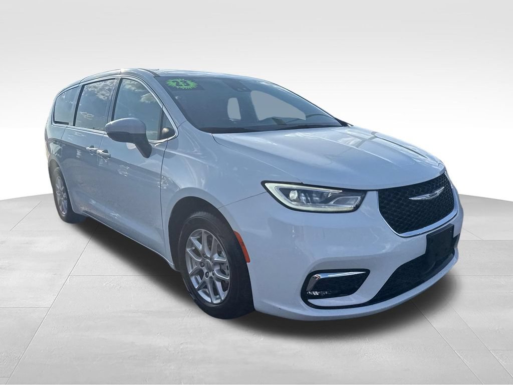 Used 2023 Chrysler Pacifica Touring FWD image 12