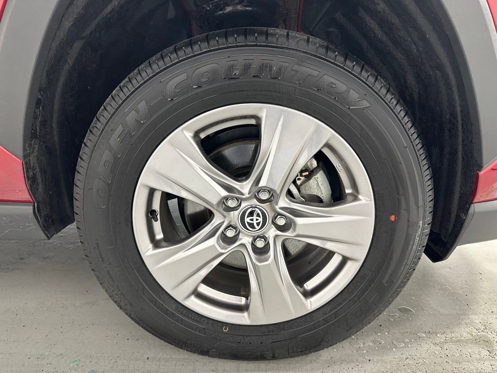 Used 2025 Toyota RAV4 XLE AWD/4WD image 62