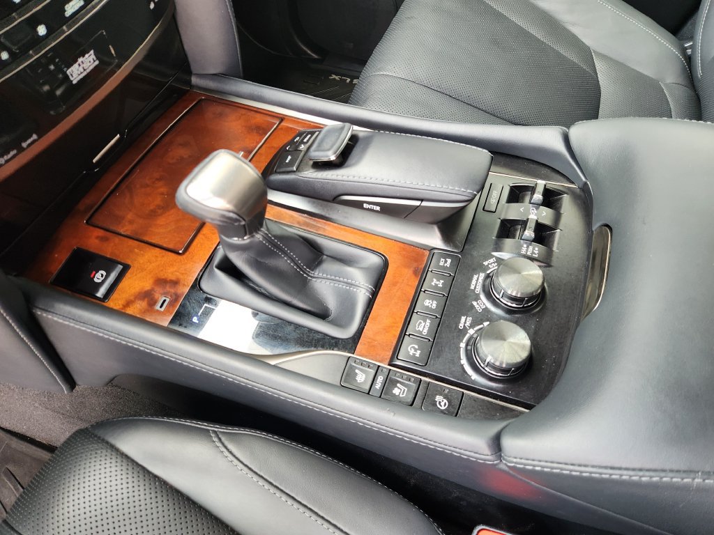 Used 2020 Lexus LX 570 4WD w/ 3rd Row & Luxury Pkg image 20
